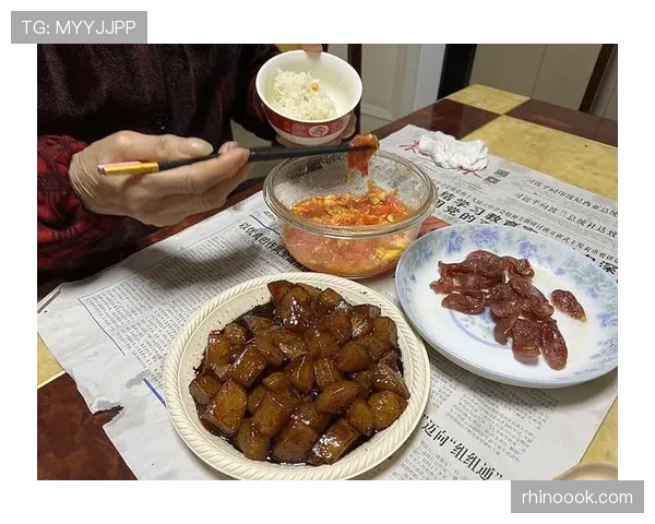 张志磊下楼买菜那张照片我盯了三遍——看着像邻居，手上那块表像能买邻居三年的饭